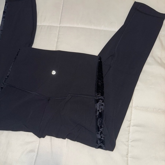 Lululemon Align Super High-Rise Crop *Crushed Velvet
Black special edition - Picture 8 of 13